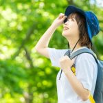 夏登山を楽しんでいる女性